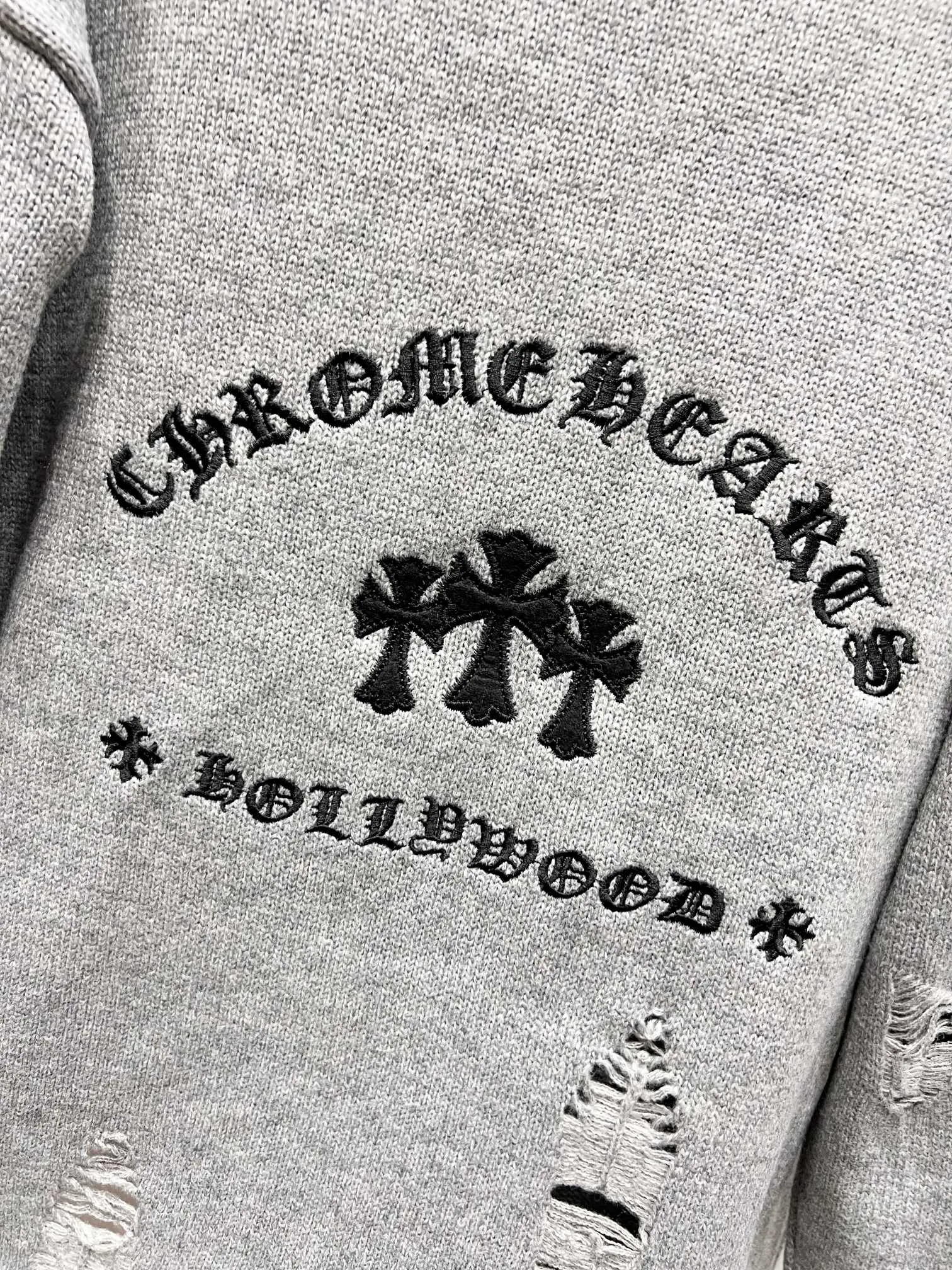 P240 High quality, model number: (Q061) Chrome Hearts CH Chrome Hearts patchwork cross hole knitted sweater pullover. It’s a very eye-catching style. It’s the same style for men and women. It’s black and white. It looks great in real life. It looks great in daily wear. It’s even better in photos. It’s hard not to buy it. Buy it for me!!! Believe me, no one can refuse such a long Chrome Hearts jacket. It has an expanded version based on the old version. The upper body is loose and stylish. Casual design with an expanded hem. Fat people are extremely slim. Thin people have a limited height. Ten thousand yuan ZP printing. 1:1 perfect restoration. Looks good when worn alone. Can be easily controlled by both men and women. If you care more about quality, you must also respect the price. It is completely different from the thin transparent bottoms on the market that pill when worn. If the style makes you shine at a glance, then quality is what you should pay more attention to. We focus on quality rather than price. Customers who have received my products all know it. ️️️ Sweaters on the market are generally made of bract core yarn. We use modal. The advantages over core-spun yarn are very intuitive: high cost, high price, high density, relatively expensive for developers, and let us make a lot less money. In addition, it is delicate, has no scum on the upper body, resists pilling, and is high-end. We are conscientious sellers and do not use core-spun yarn. Apart from being cheap, core-spun yarn is really useless. It shrinks, pills, hooks, and makes people pierced. He is proficient in everything. It is 2024. Who doesn’t want to look decent when they go out? Quality determines the upper body effect. No matter how bad the quality, the best style is still the temperament of the urban-rural fringe. We only do long-term business. Quality determines character. Take it back and wear it with confidence and wash it. The quality of the pattern will definitely make your eyes shine. We only make the right version of high quality. We make high-end hard goods. Reject junk goods and reject fast food. Conscientious quality and conscientious price. You deserve it!  Color: Black White Gray Red Size: S M L